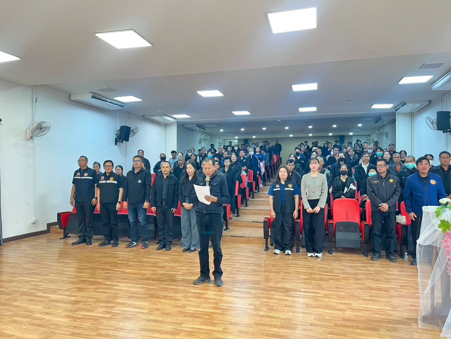 title - วันอาทิตย์ที่ 14 ธันวาคม 2568  นางสาวสุภาพร บุญธรรม ปฏิรูปที่ดินจังหวัดพะเยา พร้อมด้วยให้เจ้าหน้าที่สำนักงานการปฏิรูปที่ดินจังหวัดพะเยา ร่วมจัดโครงการรณรงค์หยุดเผาในเขตปฏิรูปที่ดิน “ฮักบ้านเฮา หยุดเผากันเน้อ” พร้อมเชื่อมโยงกิจกรรมร่วมกับ ส.ป.ก.จังหวัดภาคเหนือ 16 จังหวัด ผ่านระบบออนไลน์ ณ ห้องมินิเธียเตอร์ โรงเรียนราชประชานุเคราะห์ 24 จังหวัดพะเยา